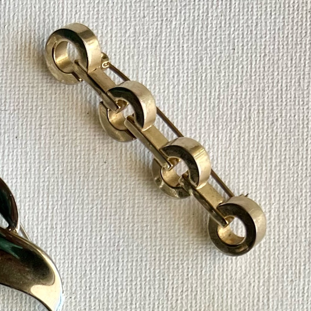 Elegant Vintage Silver-Tone Knot Brooch Pin